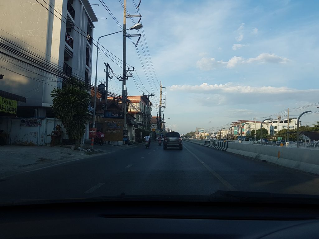 ภาพถนนตรงที่ เล้าไก่ ตั้งอยู่ ถ่ายโดย ekkarin พ.ศ. 2561 (2018) · A street-level view of where เล้าไก่ · Laokai stands, by ekkarin in 2561 (2018)