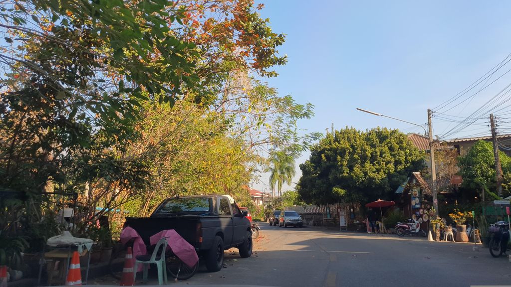 ภาพถนนตรงที่ L'NER Chiang Mai ตั้งอยู่ ถ่ายโดย jrcarlsen พ.ศ. 2566 (2023) · A street-level view of where L'NER Chiang Mai stands, by jrcarlsen in 2566 (2023)