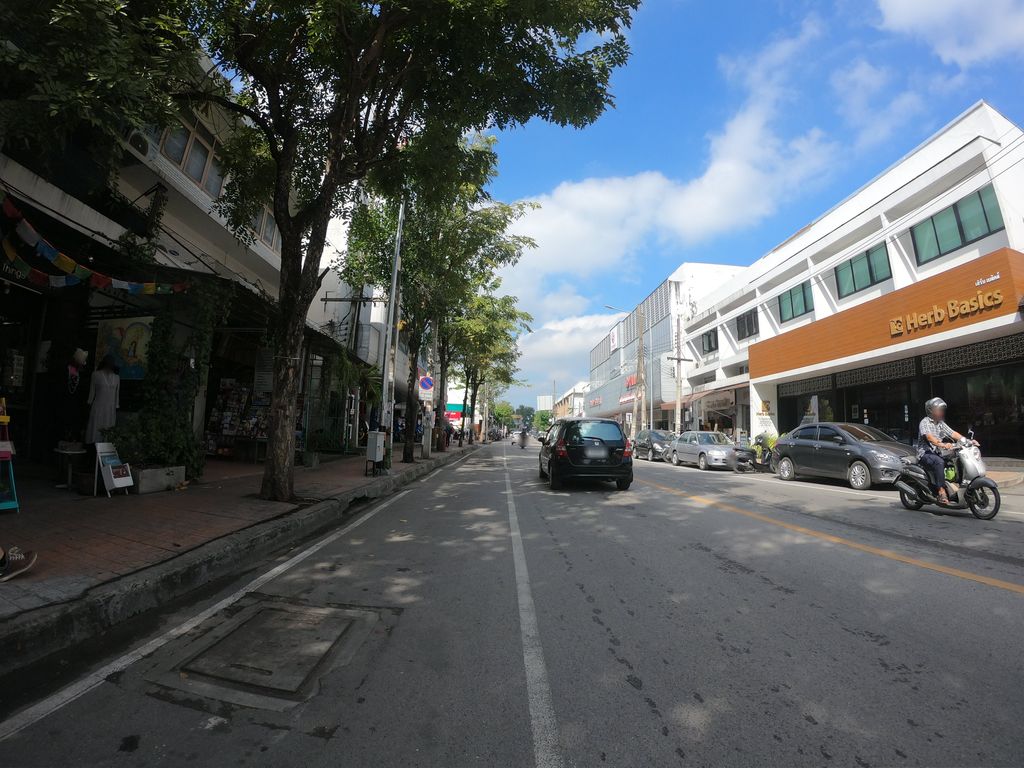 ภาพถนนตรงที่ Garuda TOUR at Chiang Mai ตั้งอยู่ ถ่ายโดย chanuwath_grab พ.ศ. 2562 (2019) · A street-level view of where Garuda TOUR at Chiang Mai stands, by chanuwath_grab in 2562 (2019)
