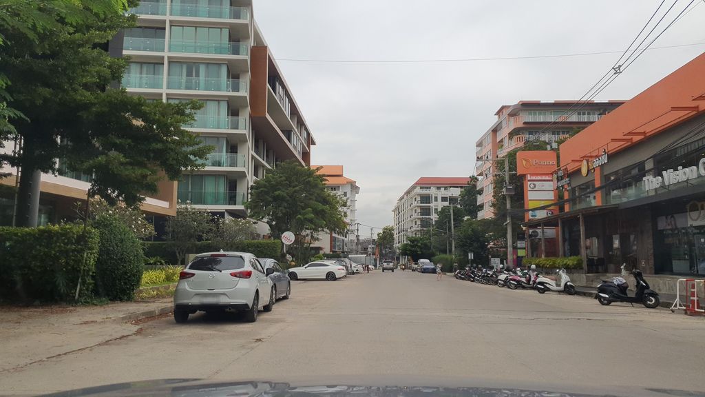 ภาพถนนตรงที่ เฮือนนิมมาน อาหารเหนือ Huan Nimman ตั้งอยู่ ถ่ายโดย jrcarlsen พ.ศ. 2564 (2021) · A street-level view of where เฮือนนิมมาน อาหารเหนือ Huan Nimman stands, by jrcarlsen in 2564 (2021)