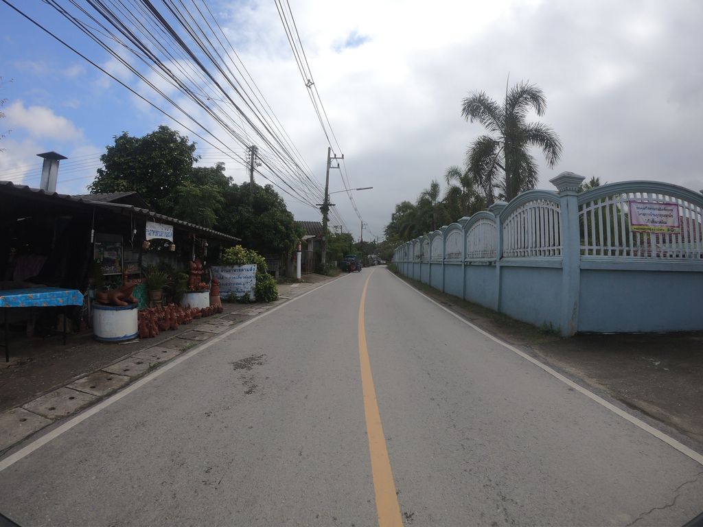 ภาพถนนตรงที่ ลาบปลาเพี้ยหางดง ตั้งอยู่ ถ่ายโดย chanuwath_grab พ.ศ. 2562 (2019) · A street-level view of where ลาบปลาเพี้ยหางดง · Lappla Phia Hang Dong stands, by chanuwath_grab in 2562 (2019)