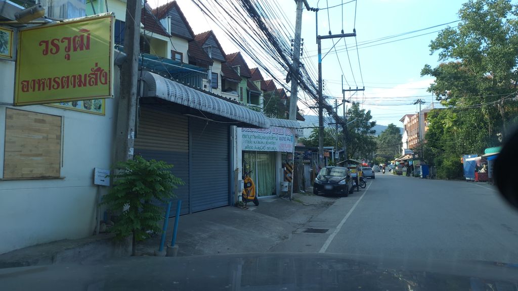 ภาพถนนตรงที่ ชลธิดา เพลส ตั้งอยู่ ถ่ายโดย jrcarlsen พ.ศ. 2562 (2019) · A street-level view of where ชลธิดา เพลส · Chonthida Place stands, by jrcarlsen in 2562 (2019)