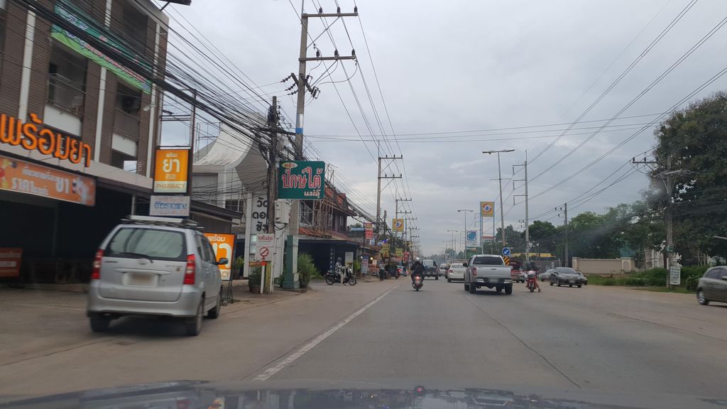 ภาพถนนตรงที่ Maerim Dental Corner ตั้งอยู่ ถ่ายโดย jrcarlsen พ.ศ. 2564 (2021) · A street-level view of where Maerim Dental Corner stands, by jrcarlsen in 2564 (2021)