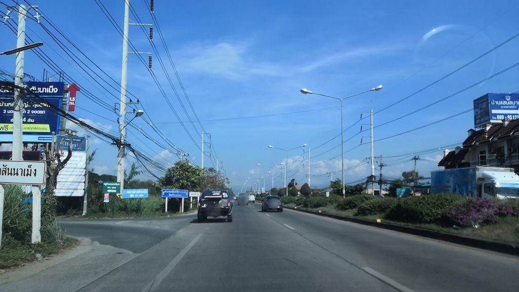 ภาพถนนตรงที่ อู่อนันต์เซอวิส ตั้งอยู่ ถ่ายโดย charlesano พ.ศ. 2561 (2018) · A street-level view of where อู่อนันต์เซอวิส · U Anan Soewit stands, by charlesano in 2561 (2018)