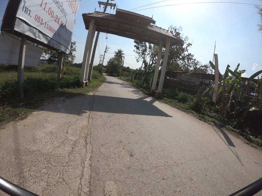 ภาพถนนตรงที่ ยูคอน วัสดุก่อสร้าง ตั้งอยู่ ถ่ายโดย chanuwath_grab พ.ศ. 2562 (2019) · A street-level view of where ยูคอน วัสดุก่อสร้าง · Yukon Watdu Kosang stands, by chanuwath_grab in 2562 (2019)