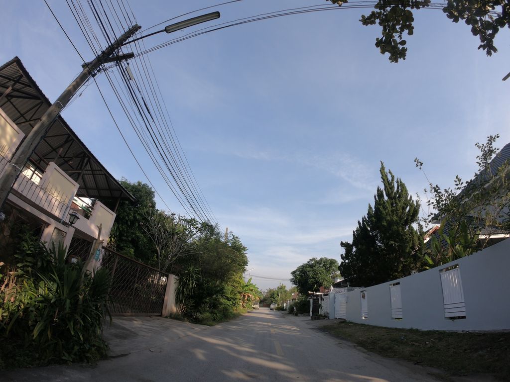 ภาพถนนตรงที่ DB Coffee Room ตั้งอยู่ ถ่ายโดย chanuwath_grab พ.ศ. 2562 (2019) · A street-level view of where DB Coffee Room stands, by chanuwath_grab in 2562 (2019)