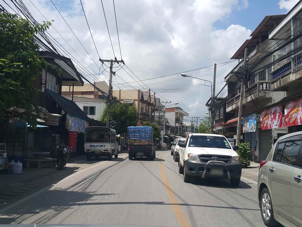 ภาพถนนตรงที่ ครัวกชกร ตั้งอยู่ ถ่ายโดย jrcarlsen พ.ศ. 2558 (2015) · A street-level view of where ครัวกชกร · Khruakchok stands, by jrcarlsen in 2558 (2015)