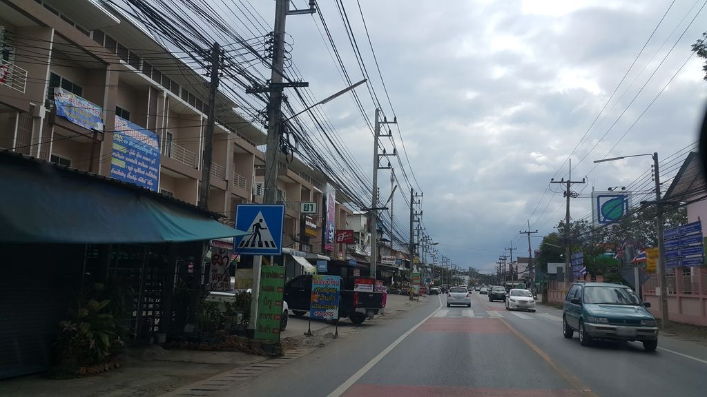 ภาพถนนตรงที่ คลินิกสันป่าตองสัตวแพทย์ ตั้งอยู่ ถ่ายโดย jrcarlsen พ.ศ. 2561 (2018) · A street-level view of where คลินิกสันป่าตองสัตวแพทย์ · San Pa Tong Satwaphaet Clinic stands, by jrcarlsen in 2561 (2018)