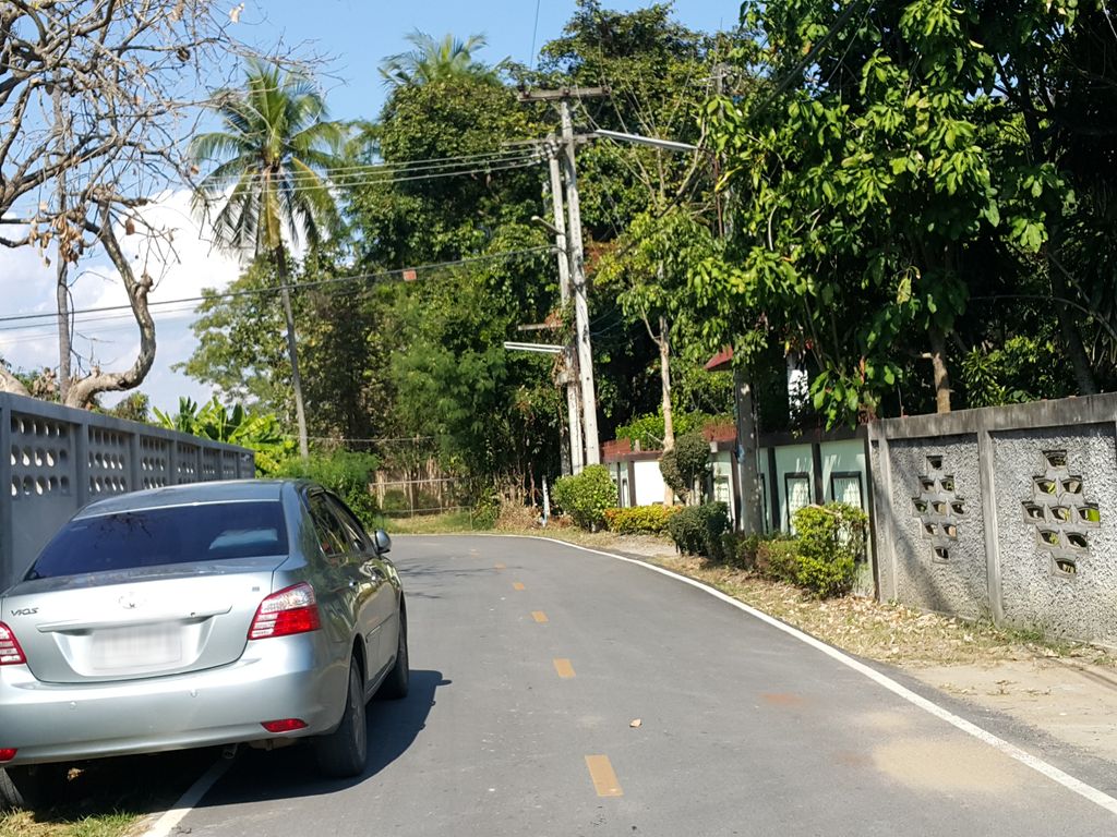 ภาพถนนตรงที่ เฮือนหมอเมือง ตั้งอยู่ ถ่ายโดย jrcarlsen พ.ศ. 2558 (2015) · A street-level view of where เฮือนหมอเมือง · Huean Mo Mueang stands, by jrcarlsen in 2558 (2015)
