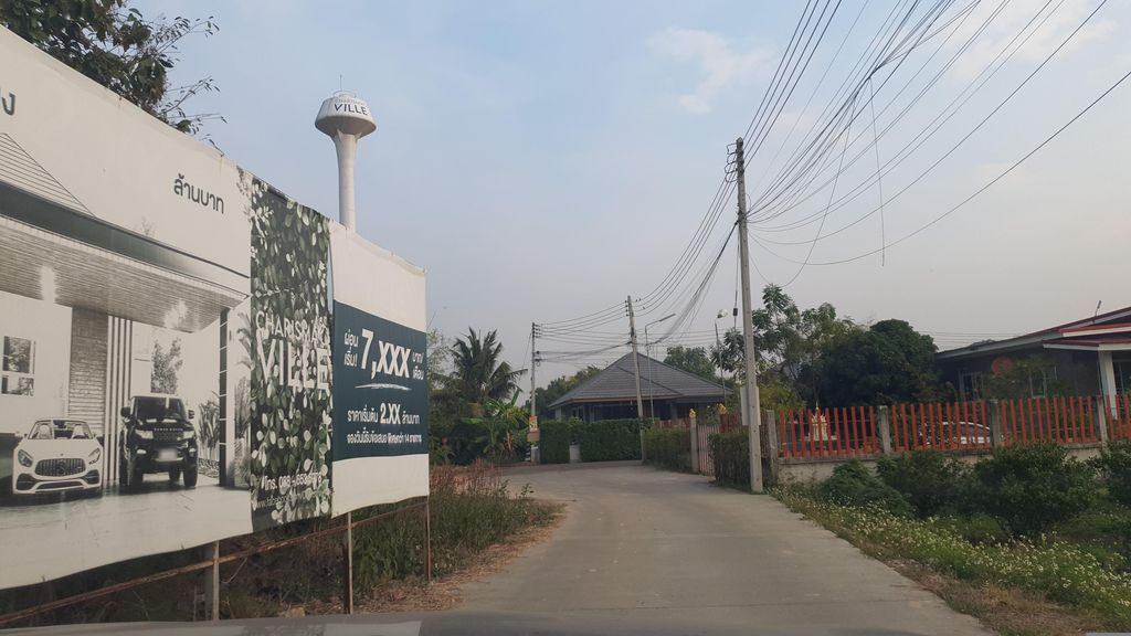 ภาพถนนตรงที่ Charisma Ville ตั้งอยู่ ถ่ายโดย jrcarlsen พ.ศ. 2566 (2023) · A street-level view of where Charisma Ville stands, by jrcarlsen in 2566 (2023)