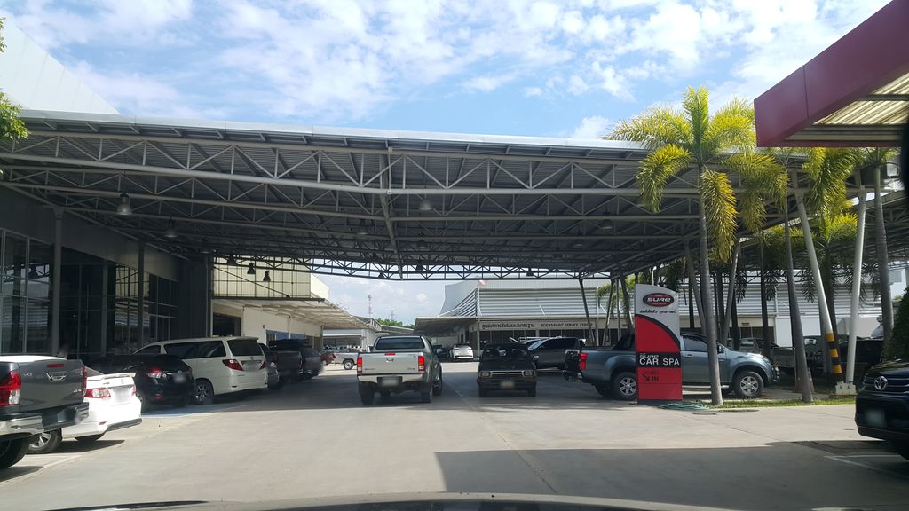 ภาพถนนตรงที่ Toyota Nakornping ตั้งอยู่ ถ่ายโดย jrcarlsen พ.ศ. 2561 (2018) · A street-level view of where Toyota Nakornping stands, by jrcarlsen in 2561 (2018)