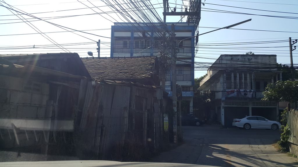 ภาพถนนตรงที่ อู่สมานการช่าง ตั้งอยู่ ถ่ายโดย jrcarlsen พ.ศ. 2559 (2016) · A street-level view of where อู่สมานการช่าง · Utman Kanchang stands, by jrcarlsen in 2559 (2016)