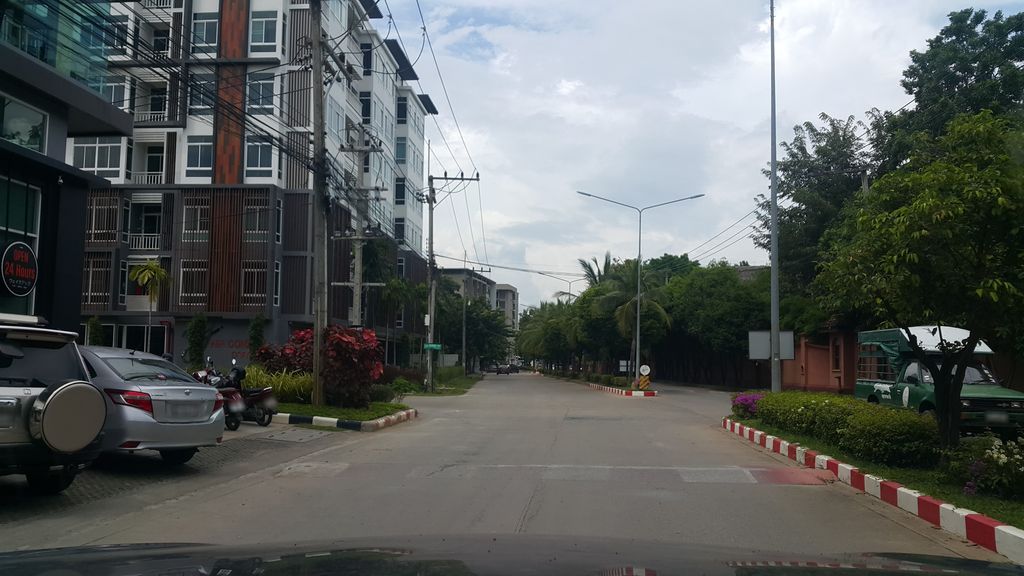 ภาพถนนตรงที่ เซ็นทาราคุ้มพญารีสอร์ทและสปา ตั้งอยู่ ถ่ายโดย jrcarlsen พ.ศ. 2559 (2016) · A street-level view of where เซ็นทาราคุ้มพญารีสอร์ทและสปา · Senthara Khum Phaya Resort Lae Spa stands, by jrcarlsen in 2559 (2016)
