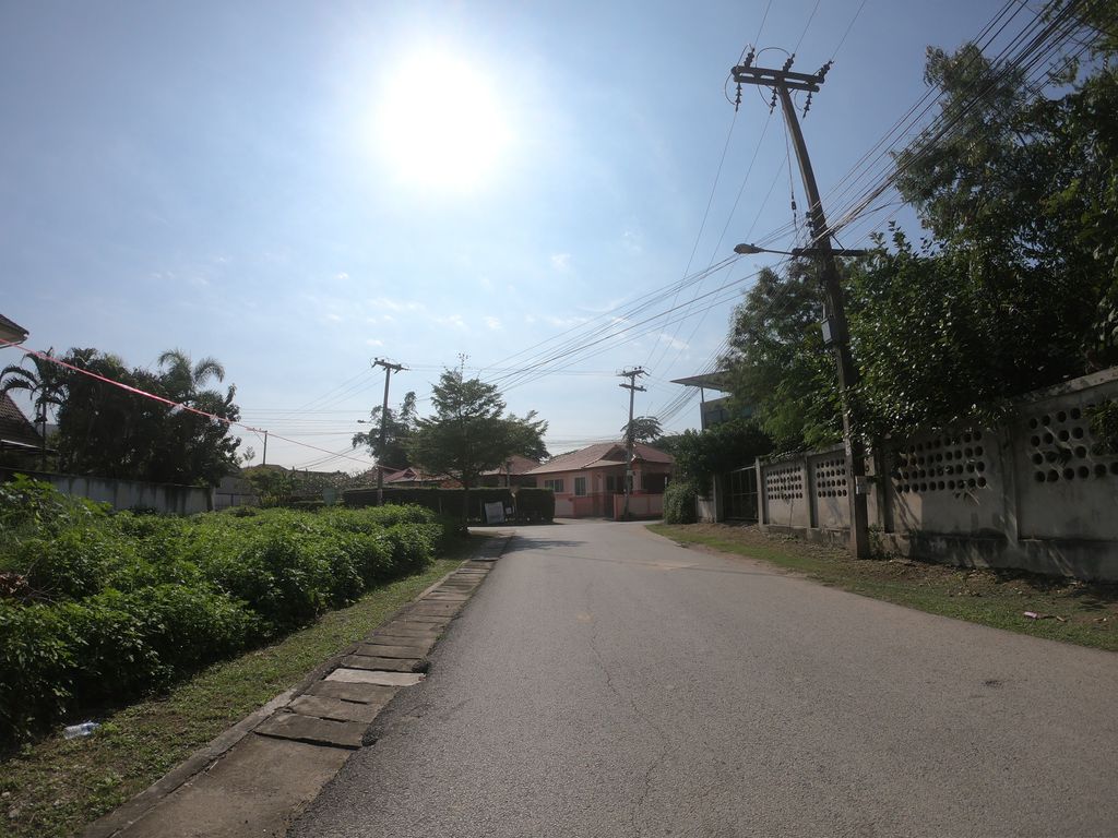 ภาพถนนตรงที่ Sarocha Salon-สโรชา ซาลอน ตั้งอยู่ ถ่ายโดย chanuwath_grab พ.ศ. 2562 (2019) · A street-level view of where Sarocha Salon-สโรชา ซาลอน stands, by chanuwath_grab in 2562 (2019)