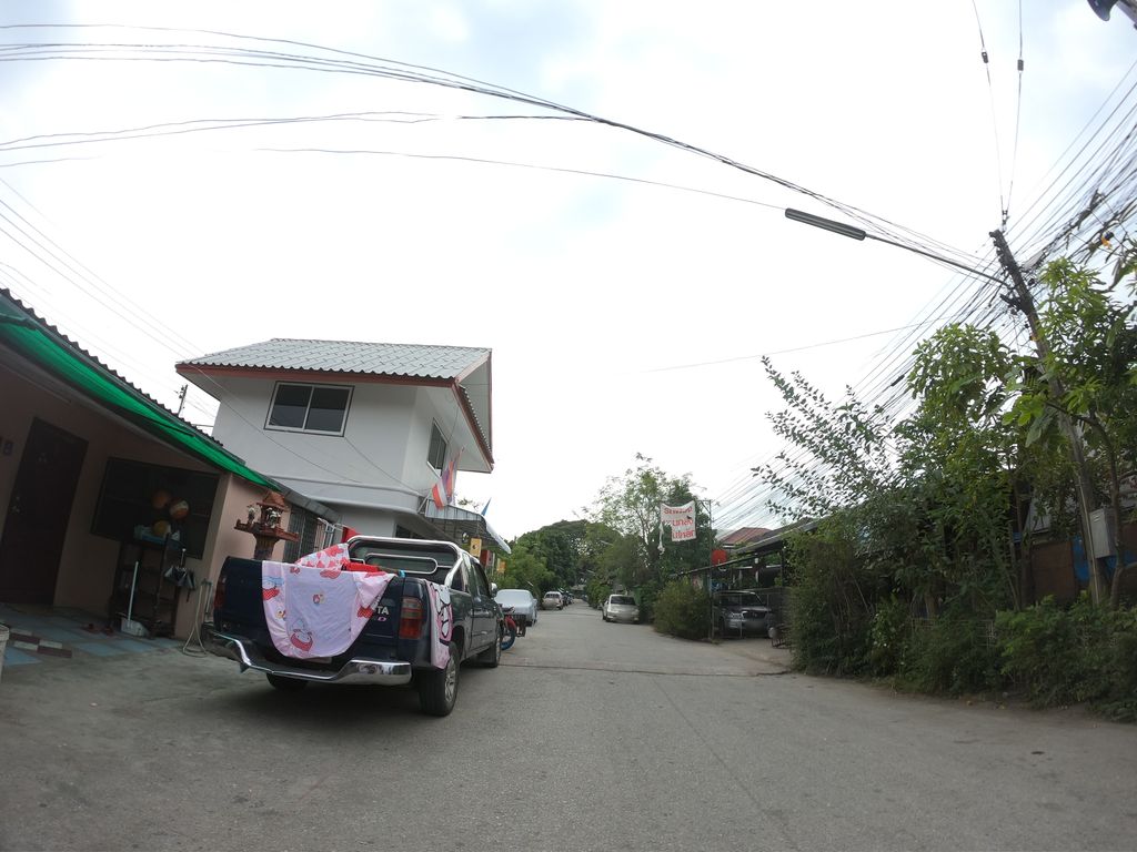 ภาพถนนตรงที่ ที่ทำการชุมชนกำแพงงาม ตั้งอยู่ ถ่ายโดย chanuwath_grab พ.ศ. 2562 (2019) · A street-level view of where ที่ทำการชุมชนกำแพงงาม · Thi Tham Kan Chumchon Kamphaengngam stands, by chanuwath_grab in 2562 (2019)