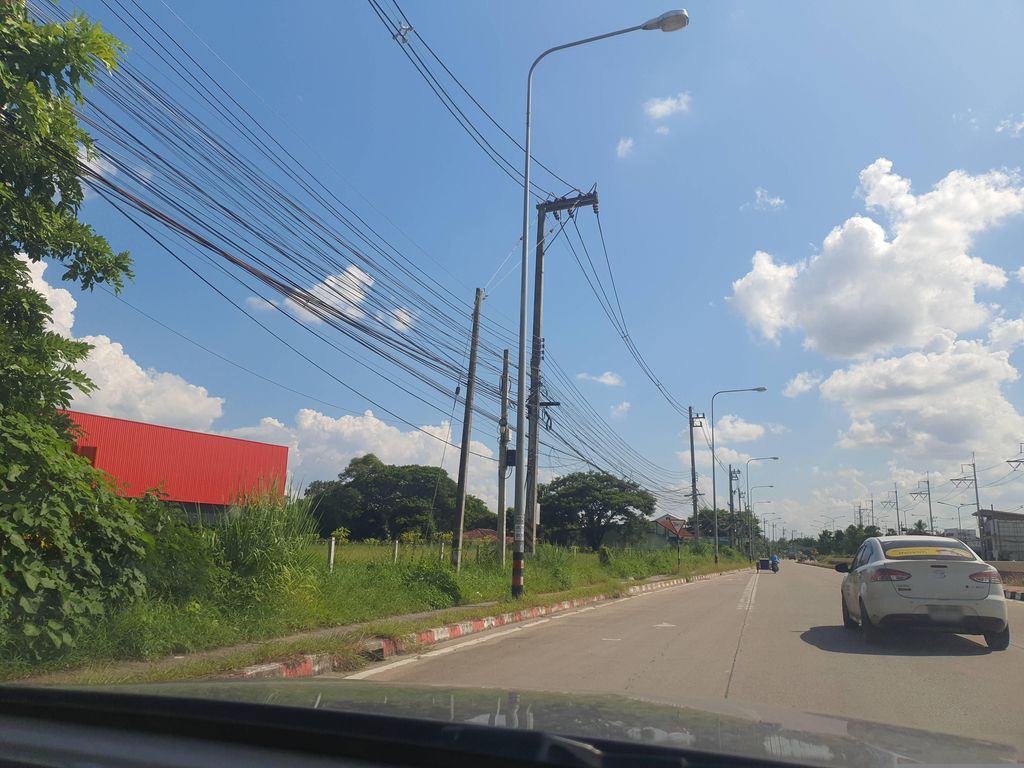 ภาพถนนตรงที่ แยกหลุย ต้นเปา สันกำแพง ตั้งอยู่ ถ่ายโดย jrcarlsen พ.ศ. 2566 (2023) · A street-level view of where แยกหลุย ต้นเปา สันกำแพง · Yaeklui Ton Pao San Kamphaeng stands, by jrcarlsen in 2566 (2023)