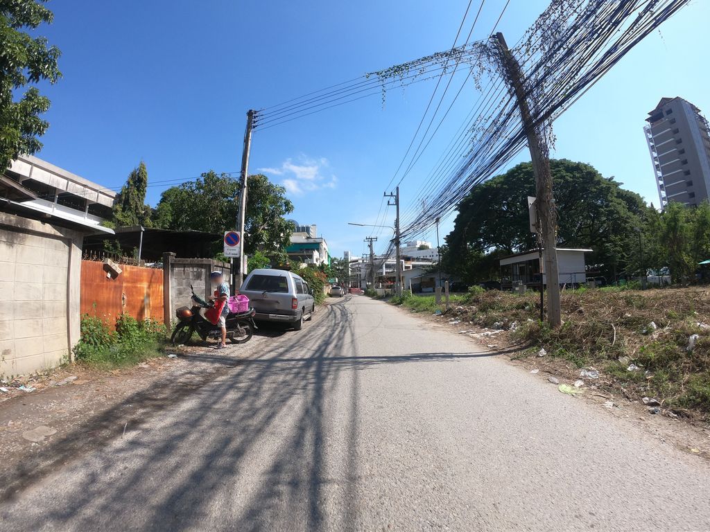 ภาพถนนตรงที่ Cafe De Le Bis ตั้งอยู่ ถ่ายโดย chanuwath_grab พ.ศ. 2562 (2019) · A street-level view of where Cafe De Le Bis stands, by chanuwath_grab in 2562 (2019)
