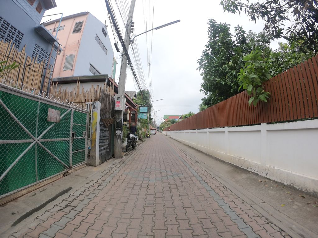 ภาพถนนตรงที่ Lanna Place in Old Town ตั้งอยู่ ถ่ายโดย chanuwath_grab พ.ศ. 2562 (2019) · A street-level view of where Lanna Place in Old Town stands, by chanuwath_grab in 2562 (2019)