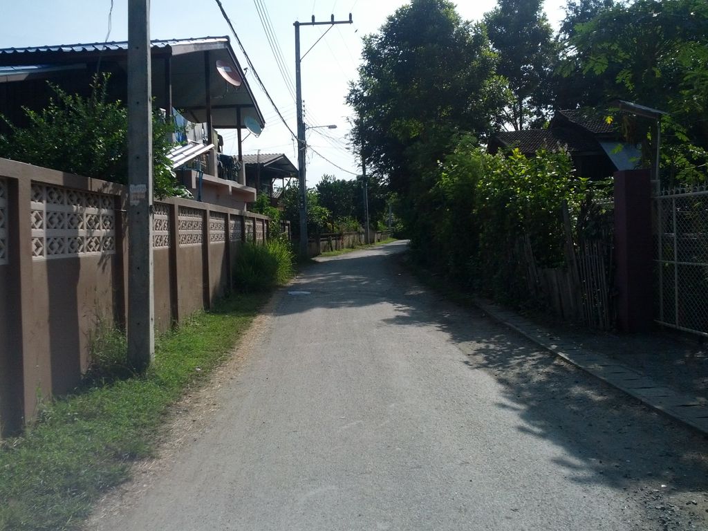 ภาพถนนตรงที่ บ้านภูมีกาแฟ ตั้งอยู่ ถ่ายโดย jrcarlsen พ.ศ. 2557 (2014) · A street-level view of where บ้านภูมีกาแฟ · Ban Phu Mikafae stands, by jrcarlsen in 2557 (2014)