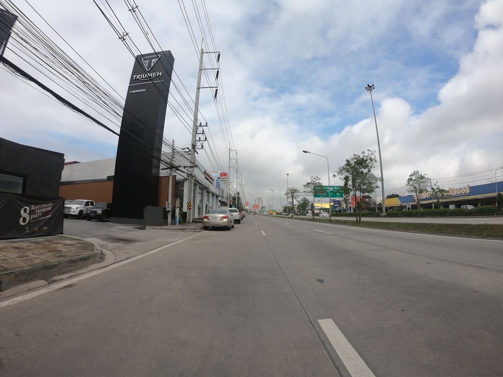 ภาพถนนตรงที่ Britbike Company Limited ตั้งอยู่ ถ่ายโดย chanuwath_grab พ.ศ. 2562 (2019) · A street-level view of where Britbike Company Limited stands, by chanuwath_grab in 2562 (2019)