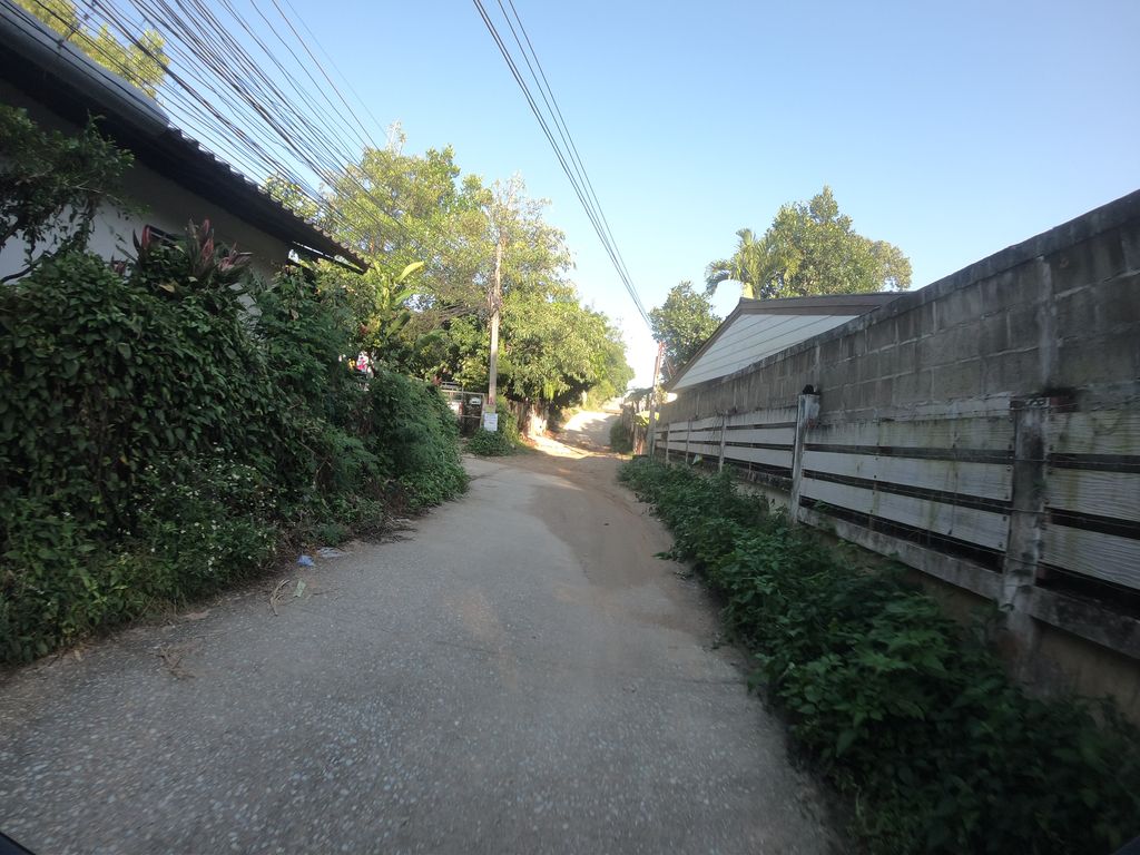 ภาพถนนตรงที่ Chiangmai motorbike for rent ตั้งอยู่ ถ่ายโดย chanuwath_grab พ.ศ. 2562 (2019) · A street-level view of where Chiangmai motorbike for rent stands, by chanuwath_grab in 2562 (2019)