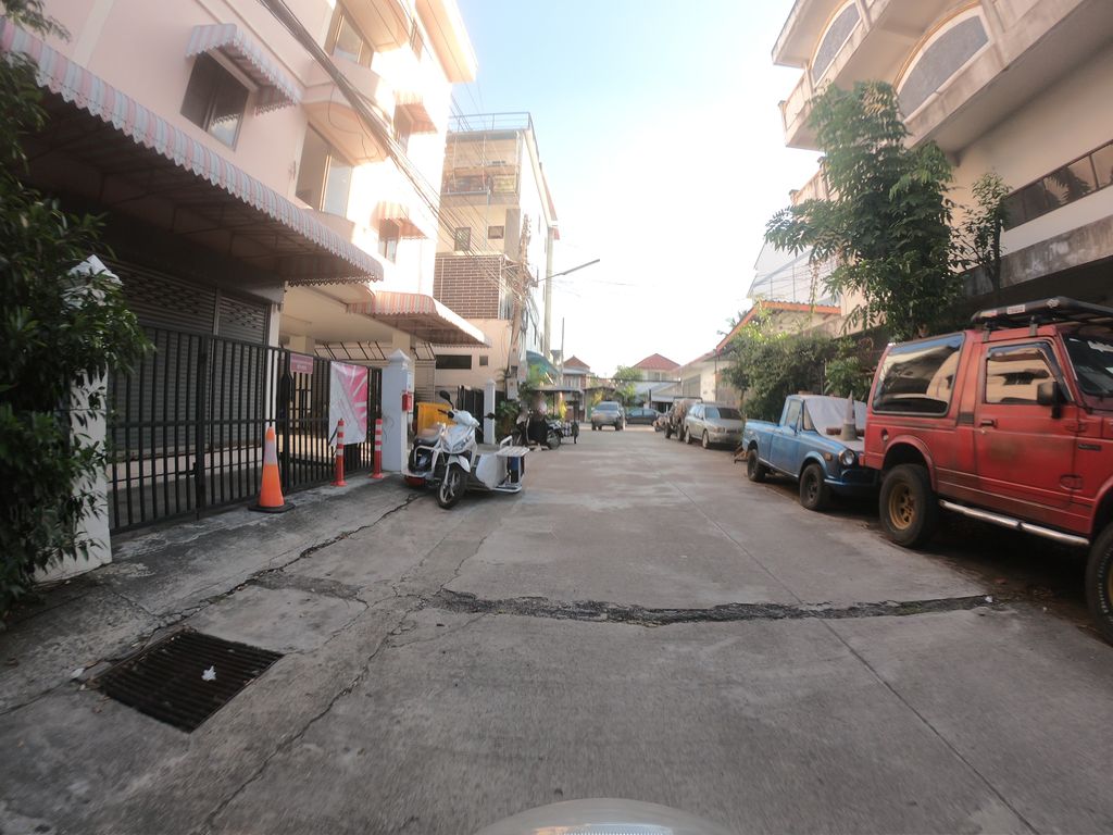 ภาพถนนตรงที่ บ้านชื่นใจ ตั้งอยู่ ถ่ายโดย chanuwath_grab พ.ศ. 2562 (2019) · A street-level view of where บ้านชื่นใจ · Ban Chuenchai stands, by chanuwath_grab in 2562 (2019)
