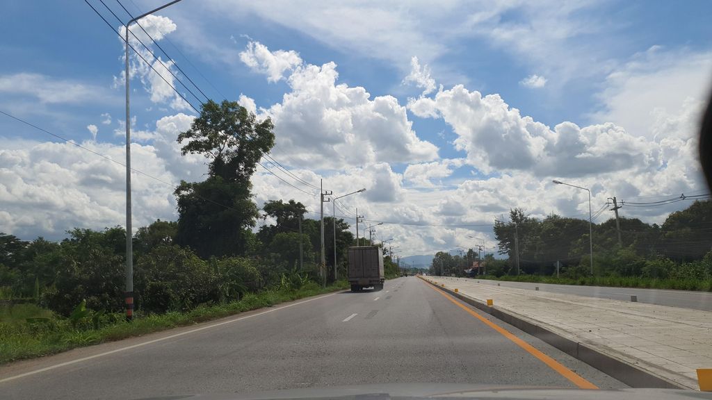 ภาพถนนตรงที่ วัดป่าชี่ ตั้งอยู่ ถ่ายโดย jrcarlsen พ.ศ. 2564 (2021) · A street-level view of where วัดป่าชี่ · Wat Pa Chi stands, by jrcarlsen in 2564 (2021)