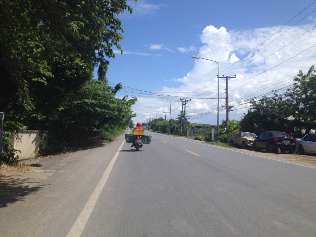 ภาพถนนตรงที่ ทีเคเกษตรฮาร์ดแวร์ ตั้งอยู่ ถ่ายโดย jimwatana พ.ศ. 2558 (2015) · A street-level view of where ทีเคเกษตรฮาร์ดแวร์ · Thikhe Kaset Hatwae stands, by jimwatana in 2558 (2015)