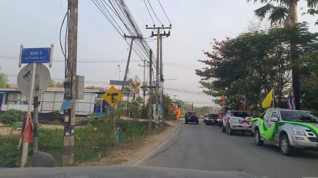 ภาพถนนตรงที่ ร้านเสริมสวย ฟิรสท์ ซาลอน ตั้งอยู่ ถ่ายโดย jrcarlsen พ.ศ. 2566 (2023) · A street-level view of where ร้านเสริมสวย ฟิรสท์ ซาลอน · Finsa Salon Beauty salon stands, by jrcarlsen in 2566 (2023)