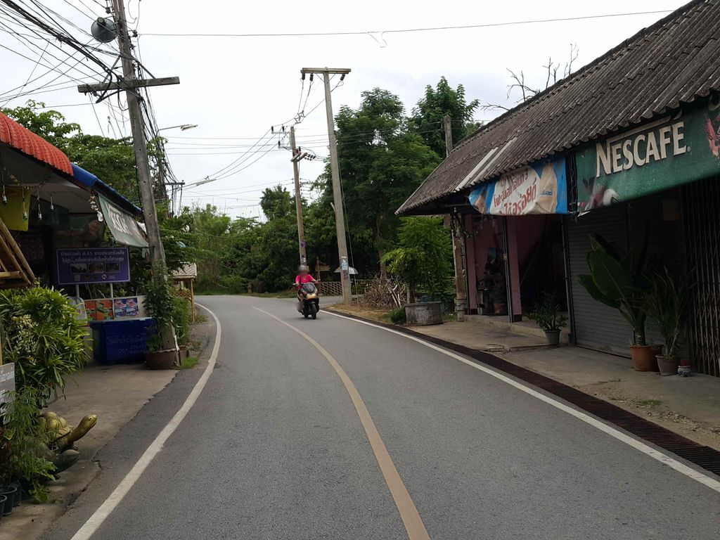 ภาพถนนตรงที่ เชียงใหม่เฟรชมิลค์ ตั้งอยู่ ถ่ายโดย jrcarlsen พ.ศ. 2558 (2015) · A street-level view of where เชียงใหม่เฟรชมิลค์ · Chiang Mai Fresh Min stands, by jrcarlsen in 2558 (2015)
