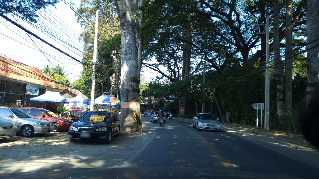 ภาพถนนตรงที่ ร้านไลอ้อนคิง เรสซิ่ง ช็อป ตั้งอยู่ ถ่ายโดย jrcarlsen พ.ศ. 2562 (2019) · A street-level view of where ร้านไลอ้อนคิง เรสซิ่ง ช็อป · Ran Laion Khing Retsing Shop stands, by jrcarlsen in 2562 (2019)