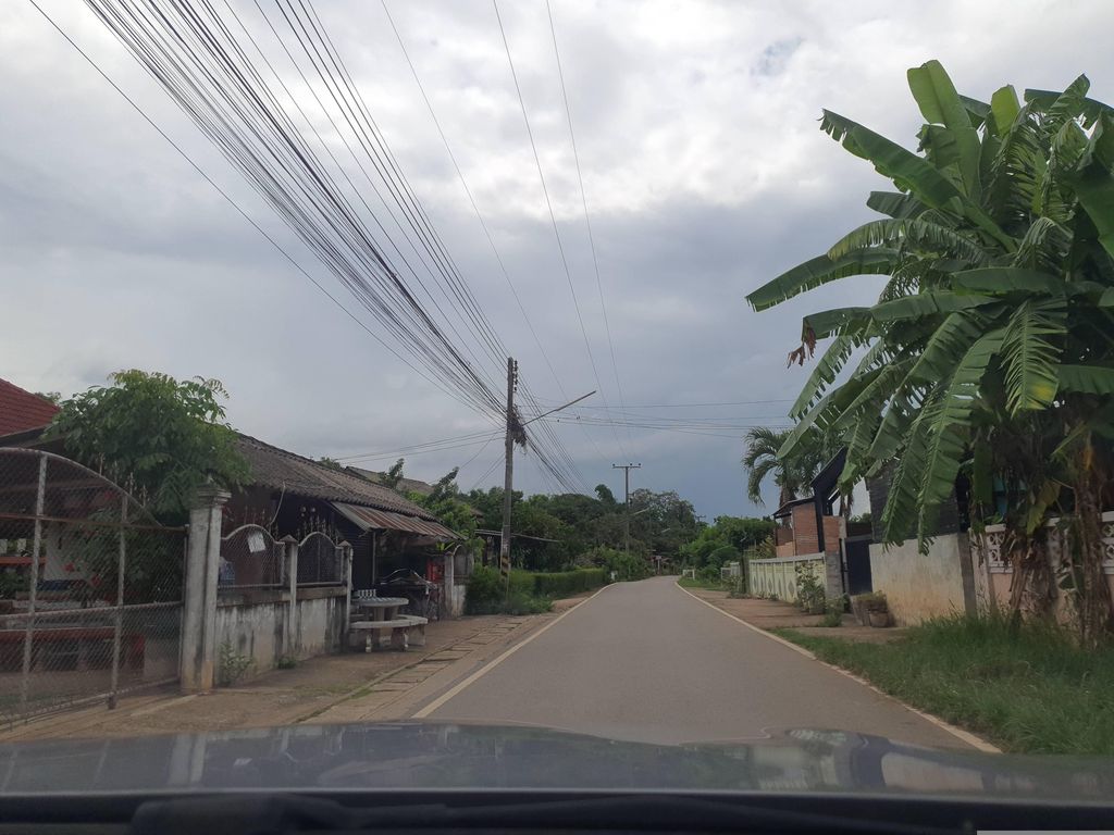 ภาพถนนตรงที่ ร้านแม่ดีส้มตำ&พิซซ่า ตั้งอยู่ ถ่ายโดย jrcarlsen พ.ศ. 2566 (2023) · A street-level view of where ร้านแม่ดีส้มตำ&พิซซ่า · Ran Mae Di Som Tam&Pizza stands, by jrcarlsen in 2566 (2023)
