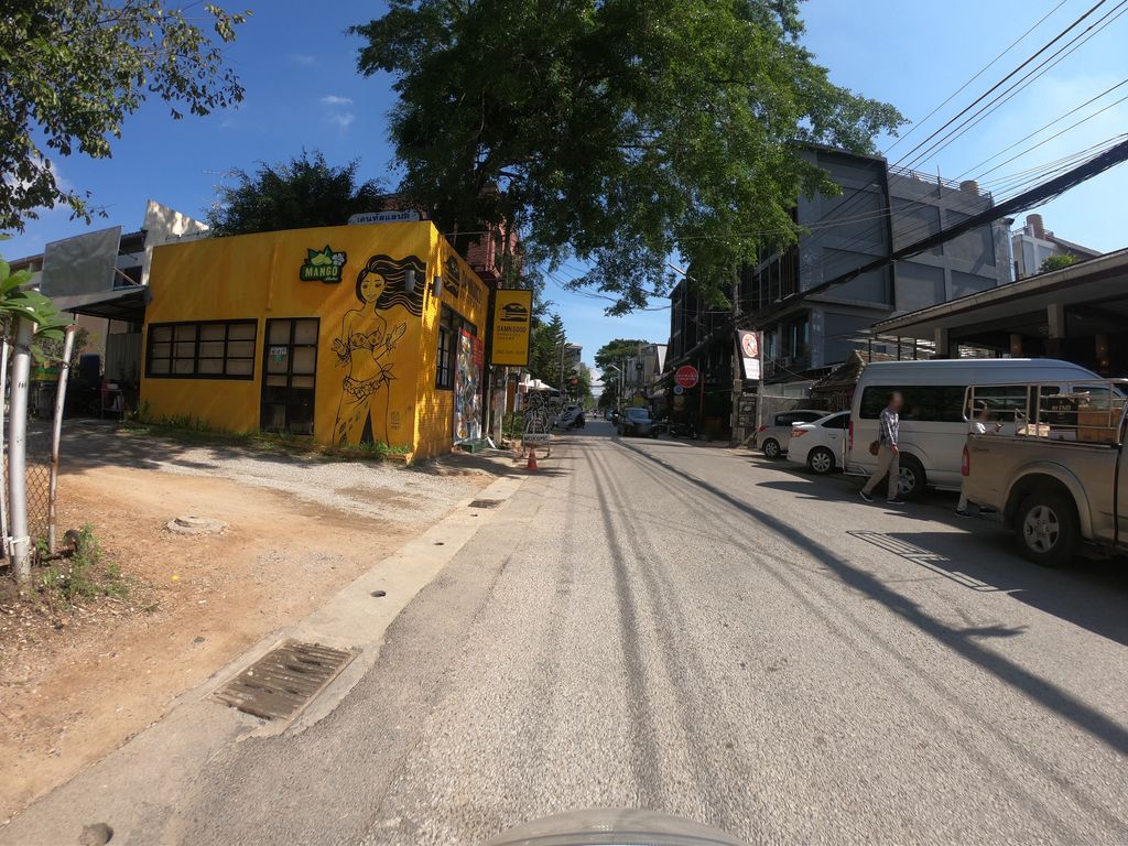 ภาพถนนตรงที่ Gaysorn Flower Decoration ตั้งอยู่ ถ่ายโดย chanuwath_grab พ.ศ. 2562 (2019) · A street-level view of where Gaysorn Flower Decoration stands, by chanuwath_grab in 2562 (2019)