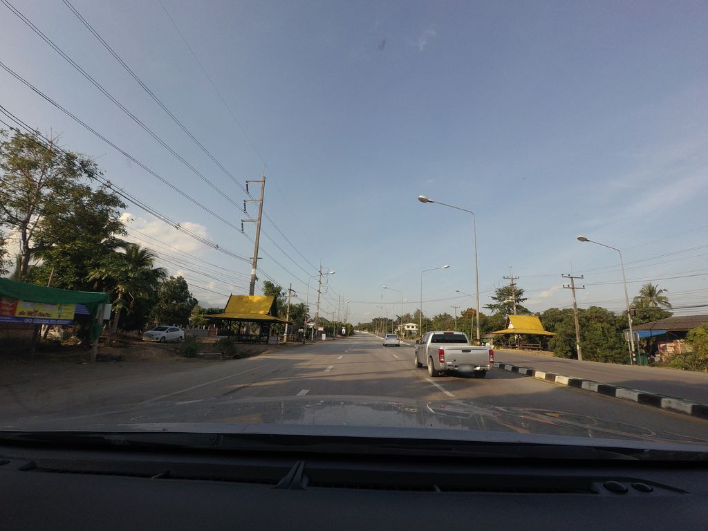 ภาพถนนตรงที่ ร้านต้นหนุนเชียงดาว ตั้งอยู่ ถ่ายโดย mishari พ.ศ. 2563 (2020) · A street-level view of where ร้านต้นหนุนเชียงดาว · Ran Ton Nun Chiang Dao stands, by mishari in 2563 (2020)