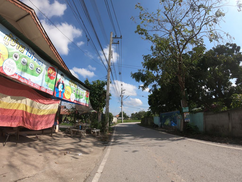 ภาพถนนตรงที่ ร้านของชำ ยายหอม ตั้งอยู่ ถ่ายโดย chanuwath_grab พ.ศ. 2562 (2019) · A street-level view of where ร้านของชำ ยายหอม · Ran Khongcham Yaihom stands, by chanuwath_grab in 2562 (2019)