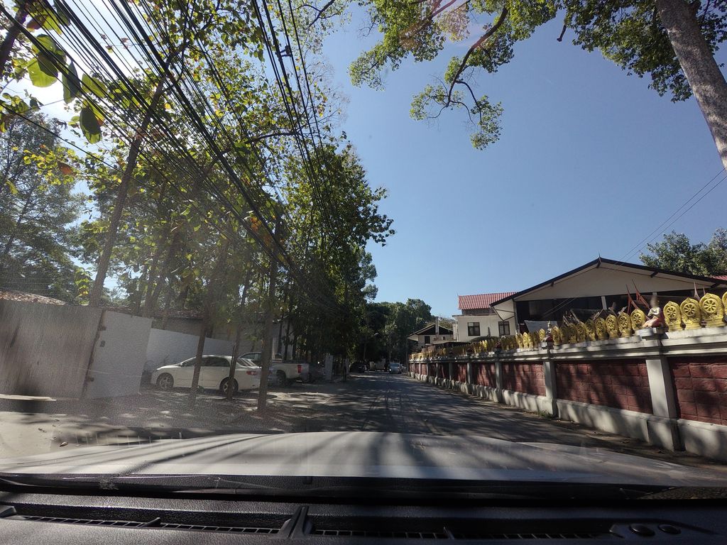 ภาพถนนตรงที่ บ้านสวนผักก๋วยเตี๋ยวเรือ ตั้งอยู่ ถ่ายโดย mishari พ.ศ. 2563 (2020) · A street-level view of where บ้านสวนผักก๋วยเตี๋ยวเรือ · Ban Suan Phak Kuai Tiaoruea stands, by mishari in 2563 (2020)