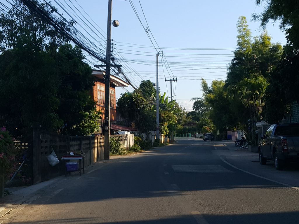 ภาพถนนตรงที่ กะเพรา กระเทย ตั้งอยู่ ถ่ายโดย jrcarlsen พ.ศ. 2558 (2015) · A street-level view of where กะเพรา กระเทย · Kaphrao Krathoei stands, by jrcarlsen in 2558 (2015)