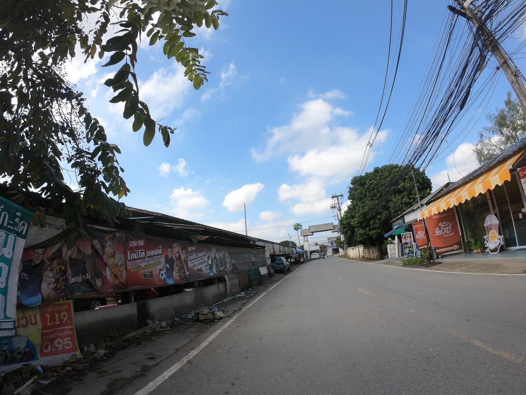 ภาพถนนตรงที่ Rukthai Foods อาหารแช่แข็ง ตั้งอยู่ ถ่ายโดย chanuwath_grab พ.ศ. 2562 (2019) · A street-level view of where Rukthai Foods อาหารแช่แข็ง stands, by chanuwath_grab in 2562 (2019)