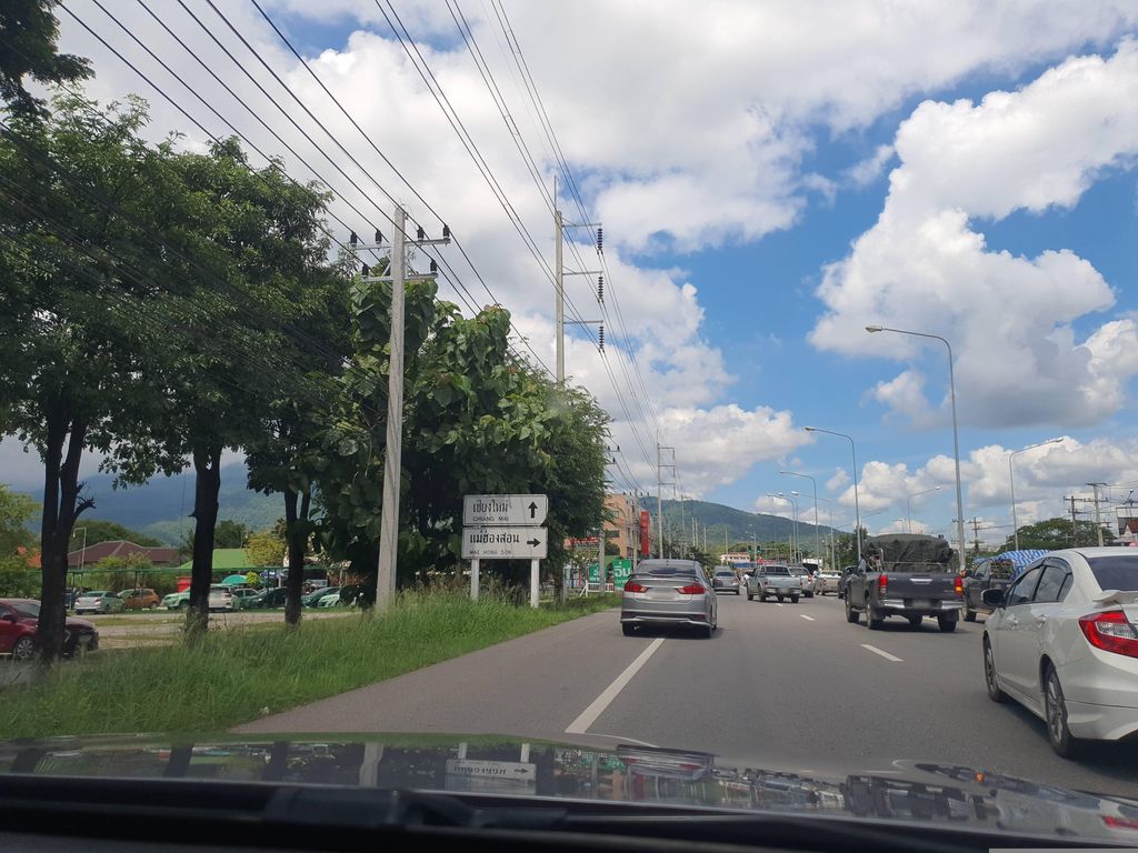 ภาพถนนตรงที่ Mae Hia สปาคาร์วอช ตั้งอยู่ ถ่ายโดย jrcarlsen พ.ศ. 2566 (2023) · A street-level view of where Mae Hia สปาคาร์วอช stands, by jrcarlsen in 2566 (2023)
