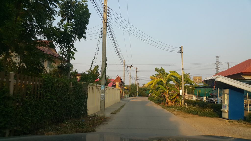 ภาพถนนตรงที่ หอพักเอเชียอินน์สารภี ตั้งอยู่ ถ่ายโดย jrcarlsen พ.ศ. 2559 (2016) · A street-level view of where หอพักเอเชียอินน์สารภี · A Chia Inn Saraphi Dormitory stands, by jrcarlsen in 2559 (2016)