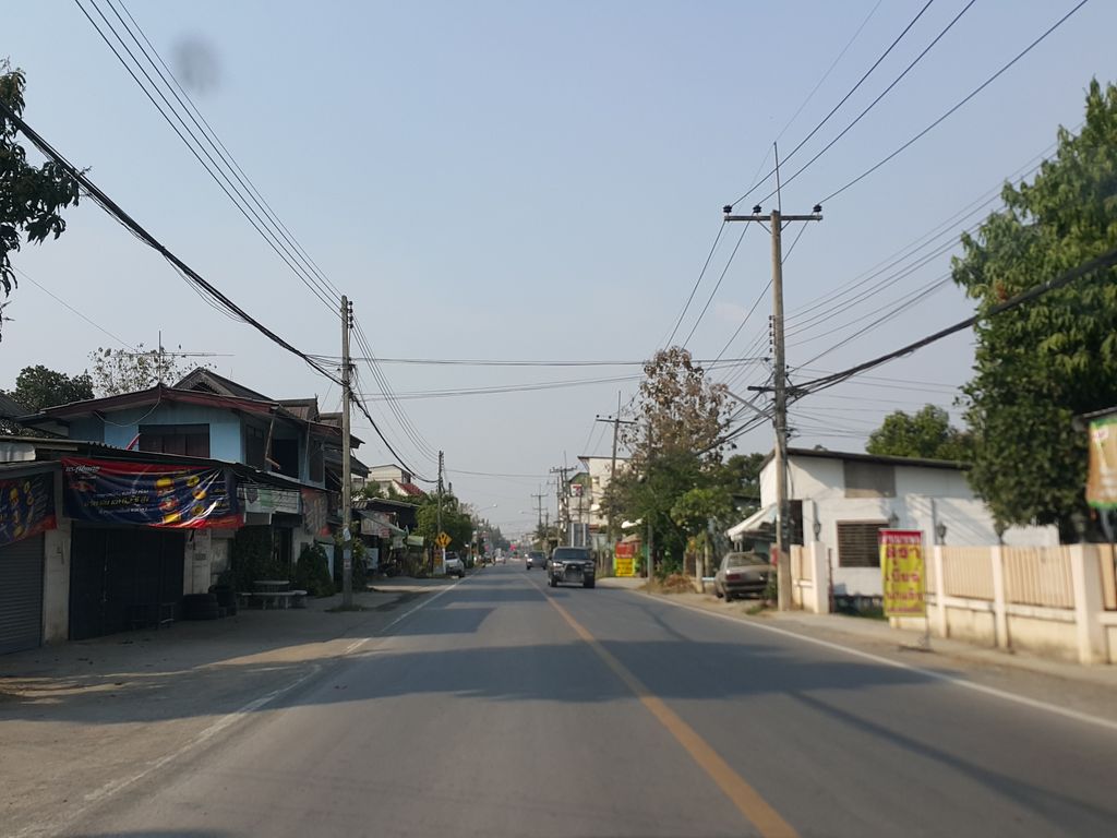 ภาพถนนตรงที่ ยำปูม้าแซ่ปต๋าสด ตั้งอยู่ ถ่ายโดย jrcarlsen พ.ศ. 2558 (2015) · A street-level view of where ยำปูม้าแซ่ปต๋าสด · Yampuma Saep Tatda stands, by jrcarlsen in 2558 (2015)