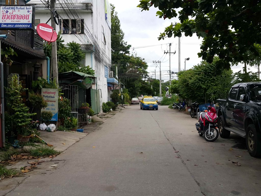 ภาพถนนตรงที่ เสริมสวย หล้าบิวตี้ ตั้งอยู่ ถ่ายโดย jrcarlsen พ.ศ. 2558 (2015) · A street-level view of where เสริมสวย หล้าบิวตี้ · Soemsuai Labioti stands, by jrcarlsen in 2558 (2015)