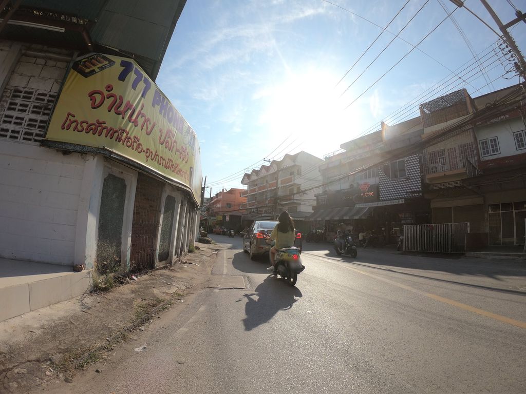 ภาพถนนตรงที่ ร้านก๋วยเตี๋ยวป้าเอ๋ ตั้งอยู่ ถ่ายโดย chanuwath_grab พ.ศ. 2562 (2019) · A street-level view of where ร้านก๋วยเตี๋ยวป้าเอ๋ · Ran Kuaitiao Pa E stands, by chanuwath_grab in 2562 (2019)