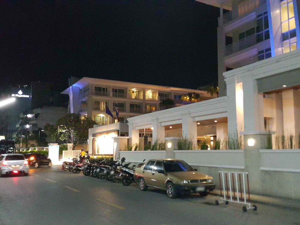 ภาพถนนตรงที่ Nimman Bar & Grill ตั้งอยู่ ถ่ายโดย jrcarlsen พ.ศ. 2558 (2015) · A street-level view of where Nimman Bar & Grill stands, by jrcarlsen in 2558 (2015)