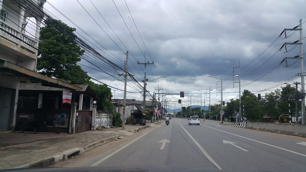 ภาพถนนตรงที่ ทวียนต์ แม่แตง ตั้งอยู่ ถ่ายโดย jrcarlsen พ.ศ. 2560 (2017) · A street-level view of where ทวียนต์ แม่แตง · Thawiina Mae Taeng stands, by jrcarlsen in 2560 (2017)