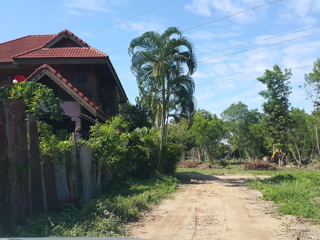 ภาพถนนตรงที่ Siam Smoke House ตั้งอยู่ ถ่ายโดย jrcarlsen พ.ศ. 2558 (2015) · A street-level view of where Siam Smoke House stands, by jrcarlsen in 2558 (2015)