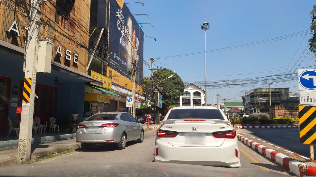 ภาพถนนตรงที่ At Ease Bijou Place ตั้งอยู่ ถ่ายโดย jrcarlsen พ.ศ. 2566 (2023) · A street-level view of where At Ease Bijou Place stands, by jrcarlsen in 2566 (2023)