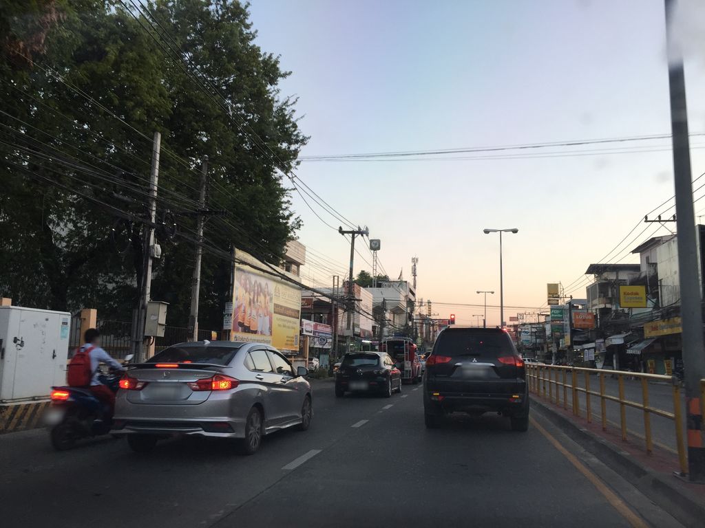 ภาพถนนตรงที่ นวดไทยราชภัฏ ตั้งอยู่ ถ่ายโดย kyoko พ.ศ. 2561 (2018) · A street-level view of where นวดไทยราชภัฏ · Nuatthairatphat stands, by kyoko in 2561 (2018)