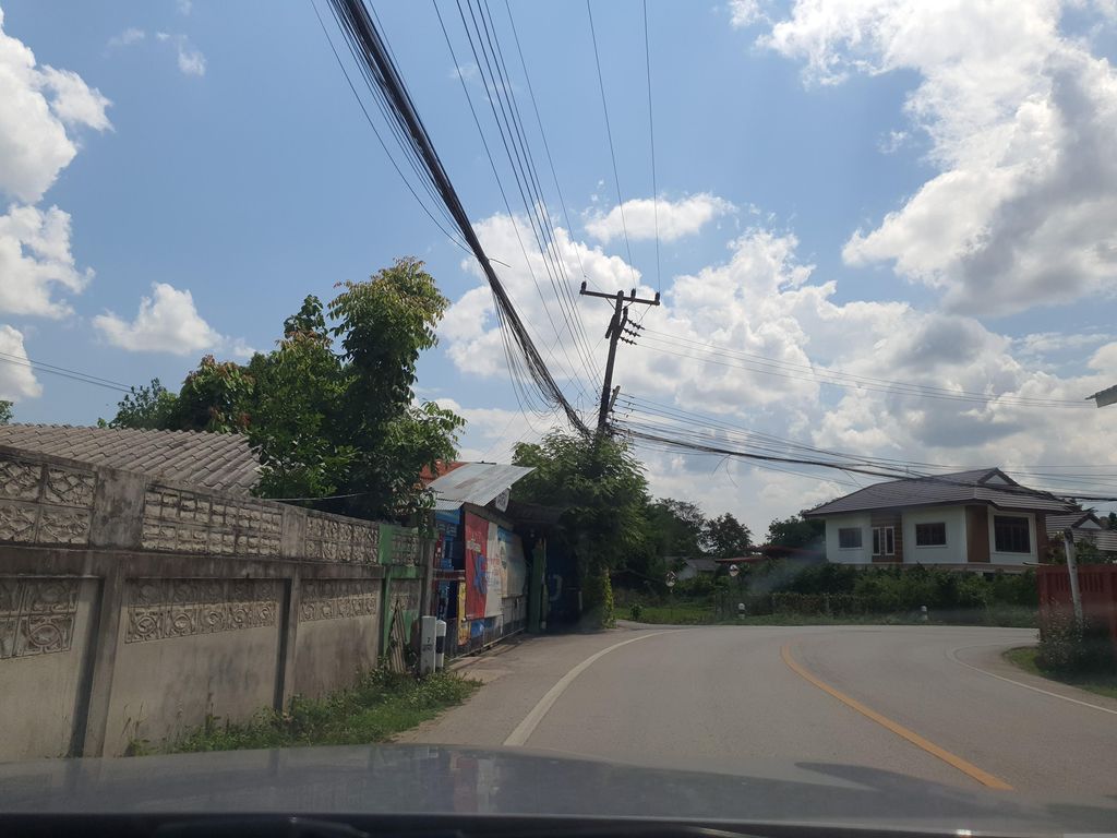 ภาพถนนตรงที่ ฝนบิวตี้ ตั้งอยู่ ถ่ายโดย jrcarlsen พ.ศ. 2566 (2023) · A street-level view of where ฝนบิวตี้ · Fonbioti stands, by jrcarlsen in 2566 (2023)