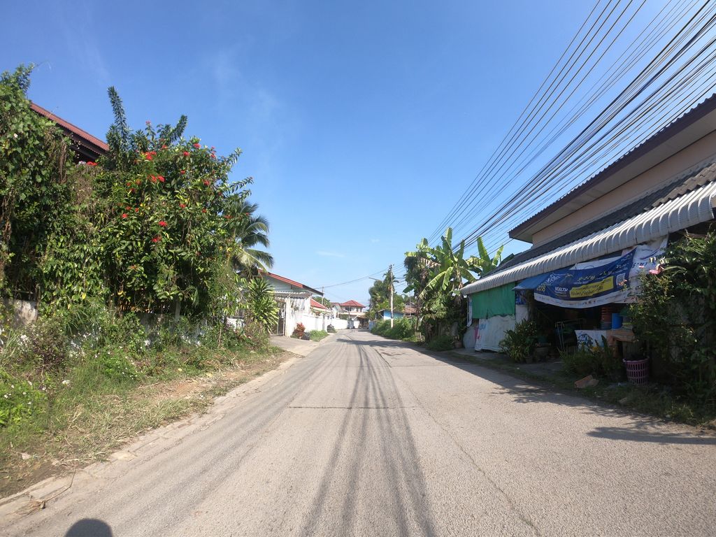 ภาพถนนตรงที่ Amethyst Hotel Resort and Spa ตั้งอยู่ ถ่ายโดย chanuwath_grab พ.ศ. 2562 (2019) · A street-level view of where Amethyst Hotel Resort and Spa stands, by chanuwath_grab in 2562 (2019)